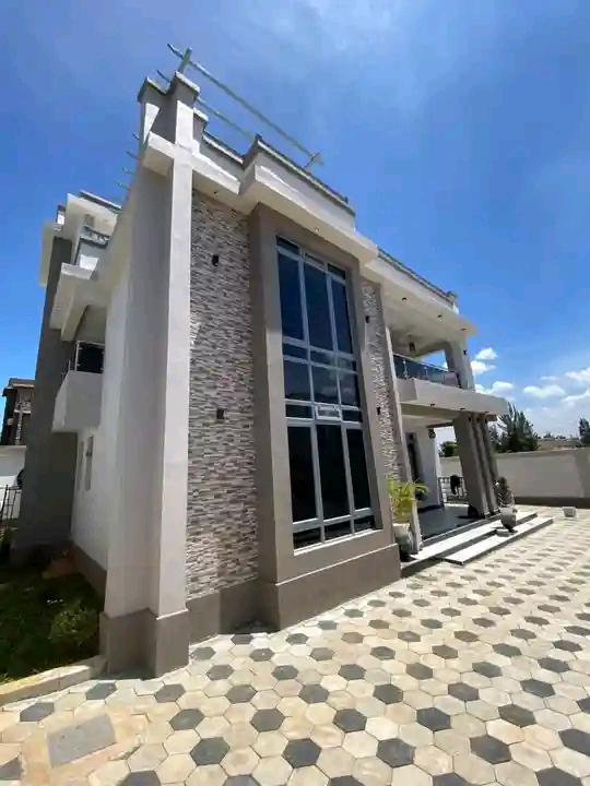 5 Bedroom All Ensuite House For Sale
